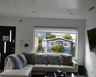 Dimond Abode Vacation Rental, Oakland California Dimond District - Oakland - Living room