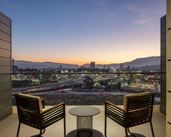 Canopy by Hilton Izmir Bomonti - Izmir - Balkon