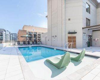 Elegant 2br Apartment Minutes From DC - Arlington - Pool