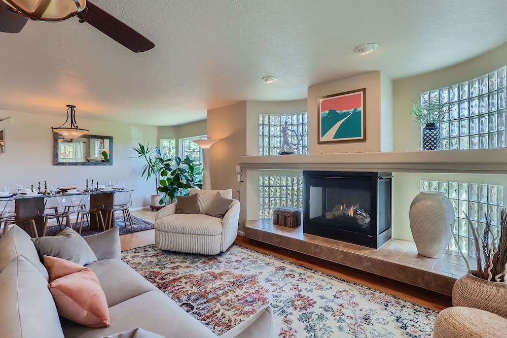 Denver Retreat Home with Stunning Lake, Mountain Views and Luxury Amenities - Denver - Living room
