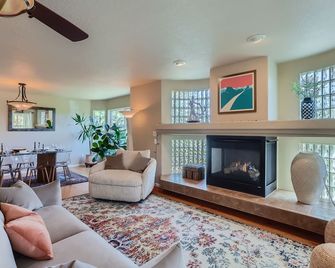 Denver Retreat Home with Stunning Lake, Mountain Views and Luxury Amenities - Denver - Sala de estar
