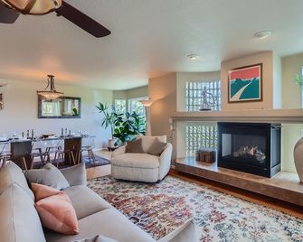 Denver Retreat Home with Stunning Lake, Mountain Views and Luxury Amenities - Denver - Living room