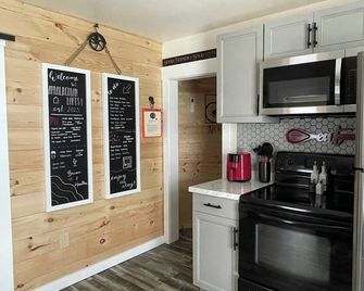 New River Hideaway - Walking Distance to Historic Downtown Galax Virginia - Galax - Kitchen