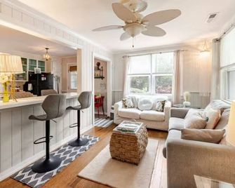 Perfect Location 4 Blocks To The Beach And Eateries. 'Park It And Forget It!' - Folly Beach - Living room
