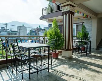 Pokhara Tourist Home - Pokhara - Balcón