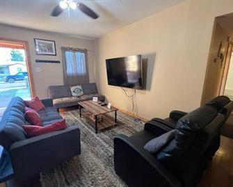 Majestic Hikers Retreat - Carlsbad - Living room