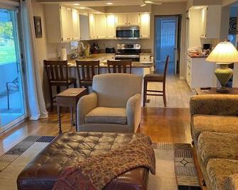 Bucolic Sanctuary within 20 mins to Hudson NY or Great Barrington MA - Craryville - Sala de estar