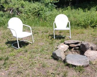 Serene Country Cabin in the Heart of Vermont near the Green Mountains, Perfect for a Weekend in Nature - Hyde Park - Patio