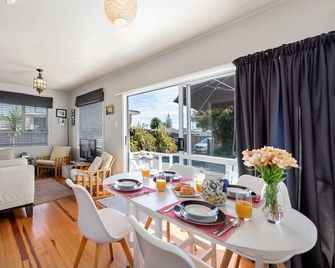 The Black Bach - Mt Maunganui Holiday Home - Mount Maunganui - Eetruimte