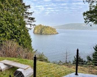 Serene Ocean View Home - steps from the beach and museum! - Queen Charlotte