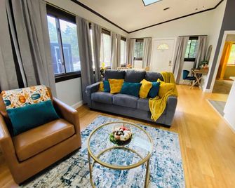 ️Peaks of Pipestem ️\nBrand new listing with all NEW furnishings - Pipestem - Living room
