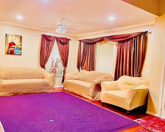 Gurnee home with King Queen beds for Vacations,six flags Celebrate Eid, Navy GL - Gurnee - Living room