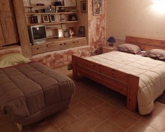 Lovely gîte just a stone's throw from Lake Issarles and Mont Gerbier de Jonc. - Cros-de-Géorand - Habitación