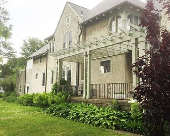 Charming 4 Bedroom Historic Home Centrally located in Northeastern Wisconsin - Chilton - Building