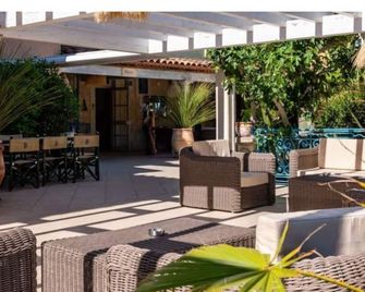 Hotel Les Flots Bleus - Le Lavandou - Patio