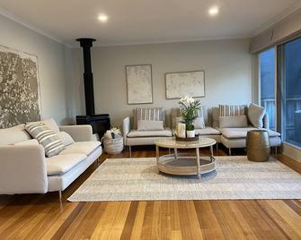 Luxurious Hamptons-Style Waterfront Cottage on Hawkesbury River in Brooklyn - Brooklyn