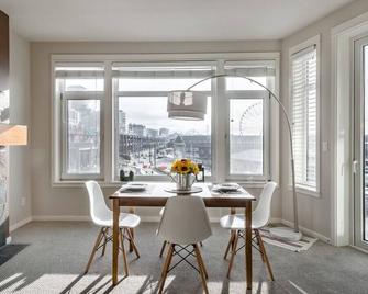 Waterfront Balcony Retreat -Steps to Pike Place & Aquarium - Seattle - Dining room
