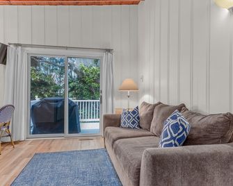 Cozy Beach Cottage - Walking distance to the Beach!! - Virginia Beach - Living room