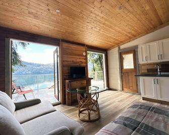 Private Ozarks Island Retreat - Agassiz - Living room
