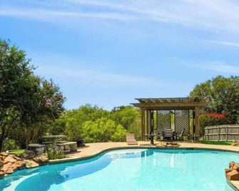 Elite 4br 2ba Holiday Home With Hot Tub, Pool, And Bbq - Haltom City - Pool