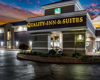 Quality Inn & Suites Kansas City - Independence I-70 East - Independence - Edificio