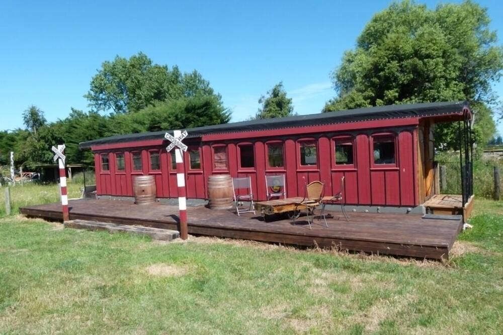 1889 Wooden Train Carriage - Wacky Stays - six unique properties in Kaikoura - קאיקורה - בניין