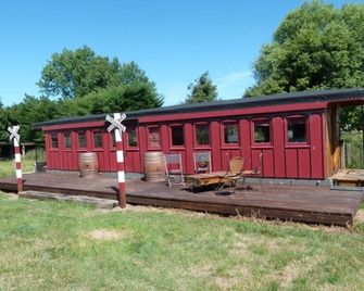 1889 Wooden Train Carriage - Wacky Stays - six unique properties in Kaikoura - קאיקורה - בניין