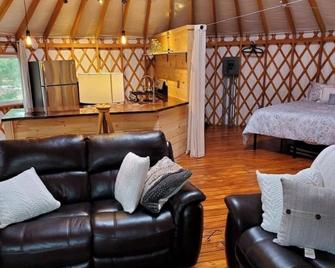 Luxurious Glamping Modern Yurt - Baldwin - Living room