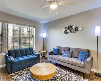 3 Mi to Fsu: Townhome w/ Patio in Tallahassee! - Tallahassee - Living room
