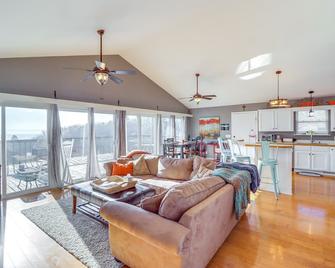 Edgemont Home with Deck and BBQ Grill 2 Mi to Lake! - Fairfield Bay - Sala de estar
