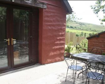 The Nook - Farm Park Stay with Hot Tub & Dome - Swansea - Patio