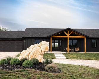 Make some memories at the unique and family-friendly Rocky Acres - Fort Scott - Будівля