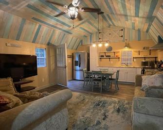 Adorable Cottage On A Farm - Milton - Living room