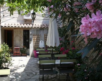 Hotel Du Pont Vieux - Carcassonne - Patio
