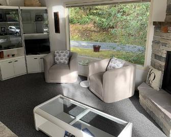 \'The Guest House\' on beautiful Sproat Lake! - Port Alberni - Living room