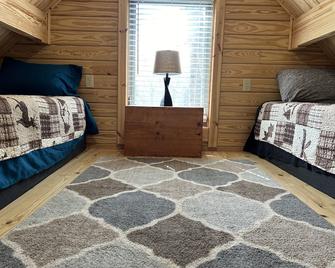 Cozy 1 bedroom w/ loft log cabin . 7 miles to French Lick, 15 to Patoka Lake! - French Lick - Slaapkamer