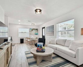 New Treasure Island Retreat - Saint Pete Beach - Living room