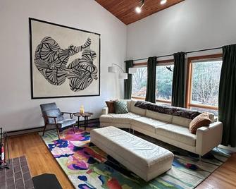 Relaxing Mountaintop Retreat in the Northern Berkshires - Hawley (Massachusetts) - Wohnzimmer