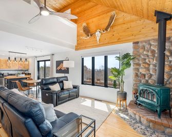 Freshly Remodeled Cabin w/ stunning Lake Views - Two Harbors - Wohnzimmer