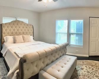 2BR Cozy Home with Huge Backyard Near Downtown - San Antonio