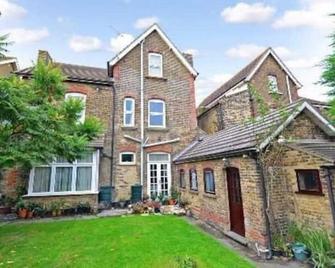 Ocean view double with ensuite, with access to private garden and bike store - Margate - Gebäude
