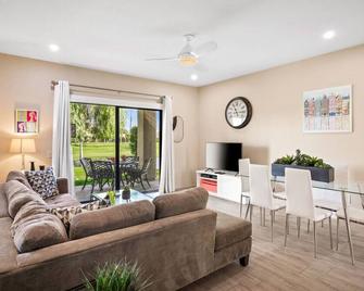 Midnights at the Oasis - Cathedral City - Living room