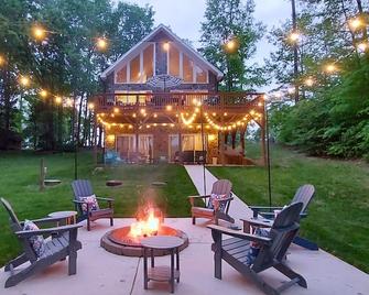 \'Cottage On The Cove\' Private Lakefront Paradise with Paddleboards & Kayaks - Roxboro - Патіо