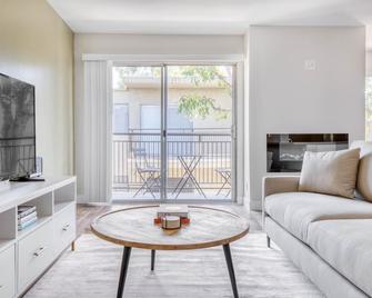 Sunlit Encino 1BR w/ W/D, Pool & Gym, nr Ventura Blvd, by Blueground - Encino - Living room