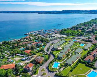 RosaDeiVenti: 2 bedroom Std., Lake view, 2 pools, central location - Moniga del Garda - Building
