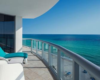 Two Bedroom Oceanfront Apartment - Sunny Isles Beach - Balcón
