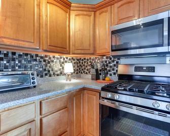 Comfy Tiverton Home Near Newport and Beaches! - Tiverton - Kitchen