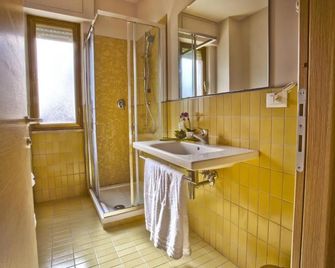 Il Fiore in Una Stanza - Itri