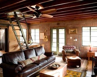 Charming Cabin Retreat On The Kern River - Kernville - Sala de estar