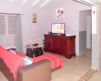 Villa élégante à Capesterre-Belle-Eau avec piscine privée - Capesterre-Belle-Eau - Living room